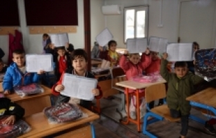 Deprem bölgesinde öğrenciler karnelerini aldı