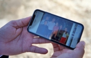 Depremde eşini ve 4 çocuğunu kaybeden afetzede, fotoğraflarda teselli arıyor