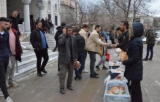 Depremde hayatını kaybeden öğretmenlerini unutmadılar