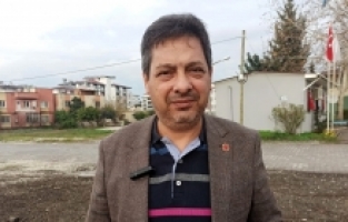 Depremde yitirdiği komşularının isimlerini telefon rehberinden silemiyor