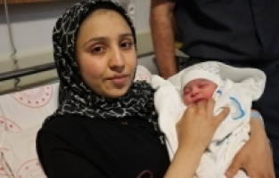 Depremlerin etkilediği illerde yılın ilk bebekleri dünyaya geldi