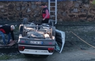 Dere yatağına düşen otomobildeki anne ile kızı yaralandı