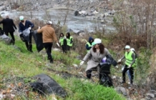 Doğadan 650 kilo atık topladılar!