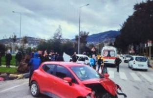 Finike'de 2 otomobil çarpıştı 1 kişi yaralandı