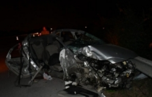 Hatay’da bariyerlere çarpan otomobilin sürücüsü öldü