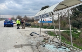 Hatay'da devrilen otomobildeki 6 kişi yaralandı
