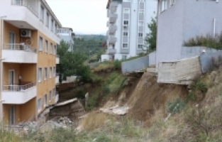 Hatay'da istinat duvarı çöken 5 katlı bina tahliye edildi