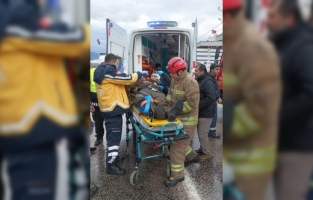 Hatay'da otomobille tırın çarpışması sonucu 2 kişi yaralandı