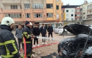 Hatay'da park halindeki otomobil yandı