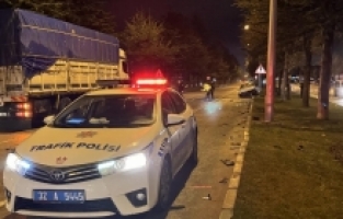 Isparta'da refüje çarpan otomobildeki 1 kişi öldü, bir kişi yaralandı