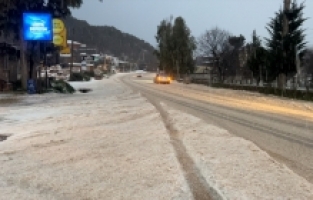 Kaş'ta dolu nedeniyle kapanan kara yolunda temizlik çalışması yapılıyor