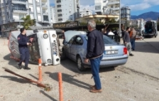 Kumluca'da otomobille kamyonetin çarpıştığı kazada 2 kişi yaralandı