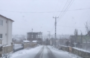 Mersin Gülnar'a kar yağdı