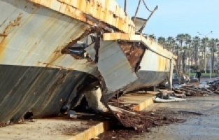 Mersin sahilinde sergilenen tarihi gemi çürüme nedeniyle kaldırılıyor