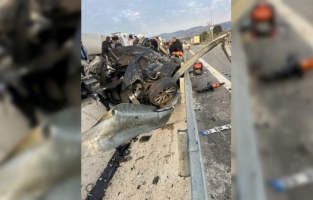 Mersin'de bariyere çarpan otomobildeki 1 kişi öldü, 3 kişi yaralandı