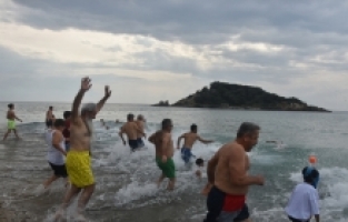 Mersin'de çevre gönüllüleri yılın ilk gününde denize girdi