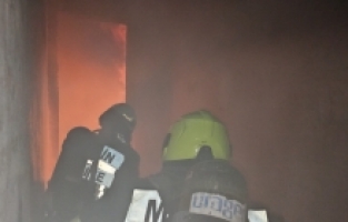 Mersin Akdeniz'de çıkan ev yangını söndürüldü