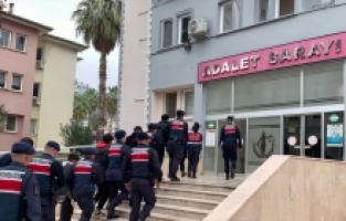 Mersin'de park halindeki iki motosikleti çalan 4 zanlı tutuklandı