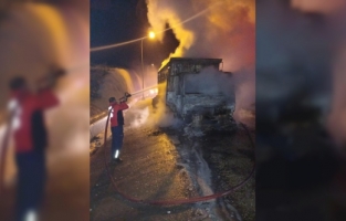 Mersin'de seyir halindeki kamyonda yangın çıktı