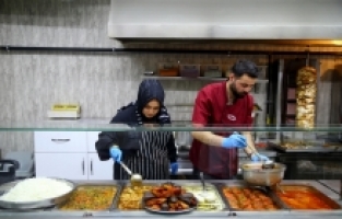 Mesleklerini bırakıp depremde kaybettikleri dedelerinin lokantasını işletmeye başladılar