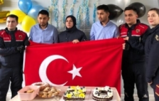 Özel gereksinimli ikiz kardeşlere Jandarma'dan doğum günü sürprizi
