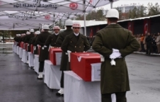 Pençe-Kilit Harekatı bölgesinde şehit olan 9 asker için Şırnak'ta tören yapıldı