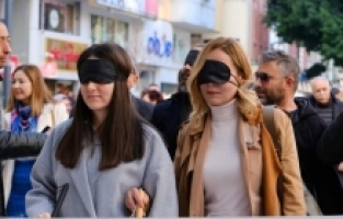 Tarsus'ta görme engelliler farkındalık yürüyüşü düzenledi