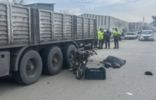 Adana'da park halindeki tıra çarpan motosiklet sürücüsü hayatını kaybetti