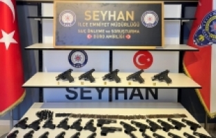 Adana'da bir evde ruhsatsız 5 tabanca ve 270 silah parçası ele geçirildi