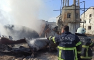Adana'da eski fabrika bahçesinde çıkan yangın söndürüldü
