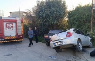 Kozan'da iki otomobilin çarpıştığı kazada 6 kişi yaralandı