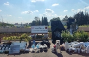 Adana'da iklimlendirme sistemiyle kenevir yetiştiren 5 şüpheli yakalandı