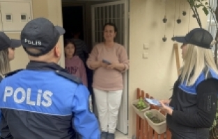 Adana'da polis “Komşunu Kolla“ projesi kapsamında vatandaşı bilgilendirdi