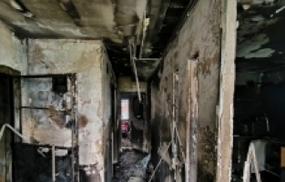 Adana'da yangın çıkan 12 katlı apartmanda bazı kişiler dumandan etkilendi