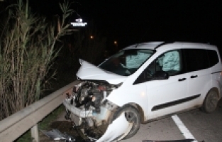 Antalya'da iki otomobilin çarpıştığı kazada 3 kişi yaralandı