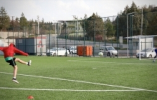 Depremde annesini, babasını, kardeşini kaybeden Hüseyin, futbolla hayata tutunuyor