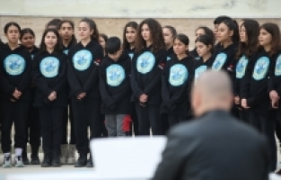 Hatay'da öğrenciler depremde hayatını kaybedenlerin anısını kurdukları koroyla yaşatıyor