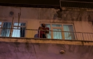 Isparta'da 2 aylık bebeğine cam parçasıyla zarar vermek isteyen kişiyi polisler vazgeçirdi