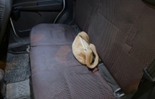 Isparta'da taksi şoförü aracında unutulan çantayı karakola teslim etti