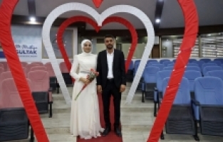 Mersin'in Akdeniz ilçesinde 7 çift evlenmek için 29 Şubat'ı seçti