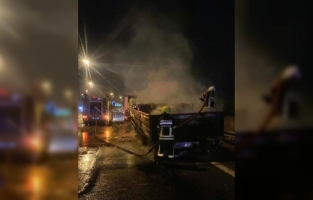 Mersin'de mermer ve seramik yüklü tırın dorsesi yandı