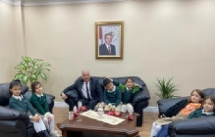 Mersin'de öğrenciler kaymakamlık makamında ders yaptı