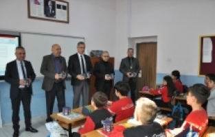 Mersin'de öğrencilere kumbara dağıtıldı