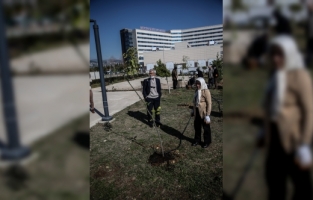 Mersin'de sağlık hizmeti alan vatandaşlar hastane bahçesinde fidan dikti