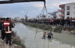 Mersin'de sulama kanalına devrilen hafif ticari aracın sürücüsü öldü