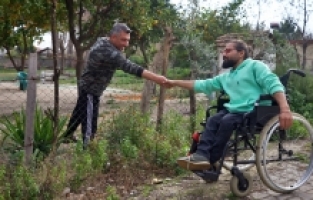 Osmaniye'de engelli muhtar adayı, seçim çalışmalarını tekerlekli sandalyesiyle sürdürüyor