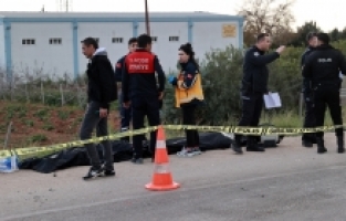 Adana'da otomobille işçi servisinin çarpışması sonucu 2 kişi öldü, 14 kişi yaralandı