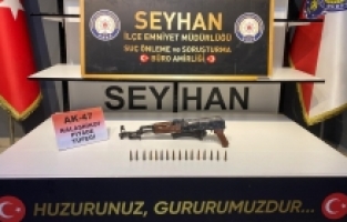 Adana'da evin odunluğundaki aramada kalaşnikof tüfek ele geçirildi