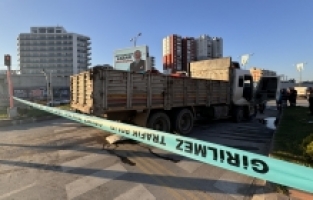 Adana'da otobüs ile çarpışan kamyonun sürücüsü hayatını kaybetti