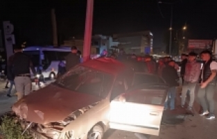 Adana'da otomobilin refüjdeki direğe çarpması sonucu 2 kişi yaralandı